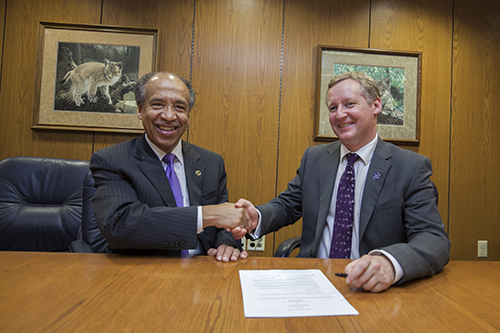 PVM Dean Willie Reed shaking hands with RVC Principal Stuart Reid